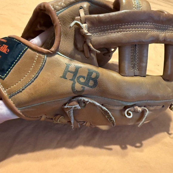 Louisville Slugger Brown Baseball Glove - Picture 4 of 6